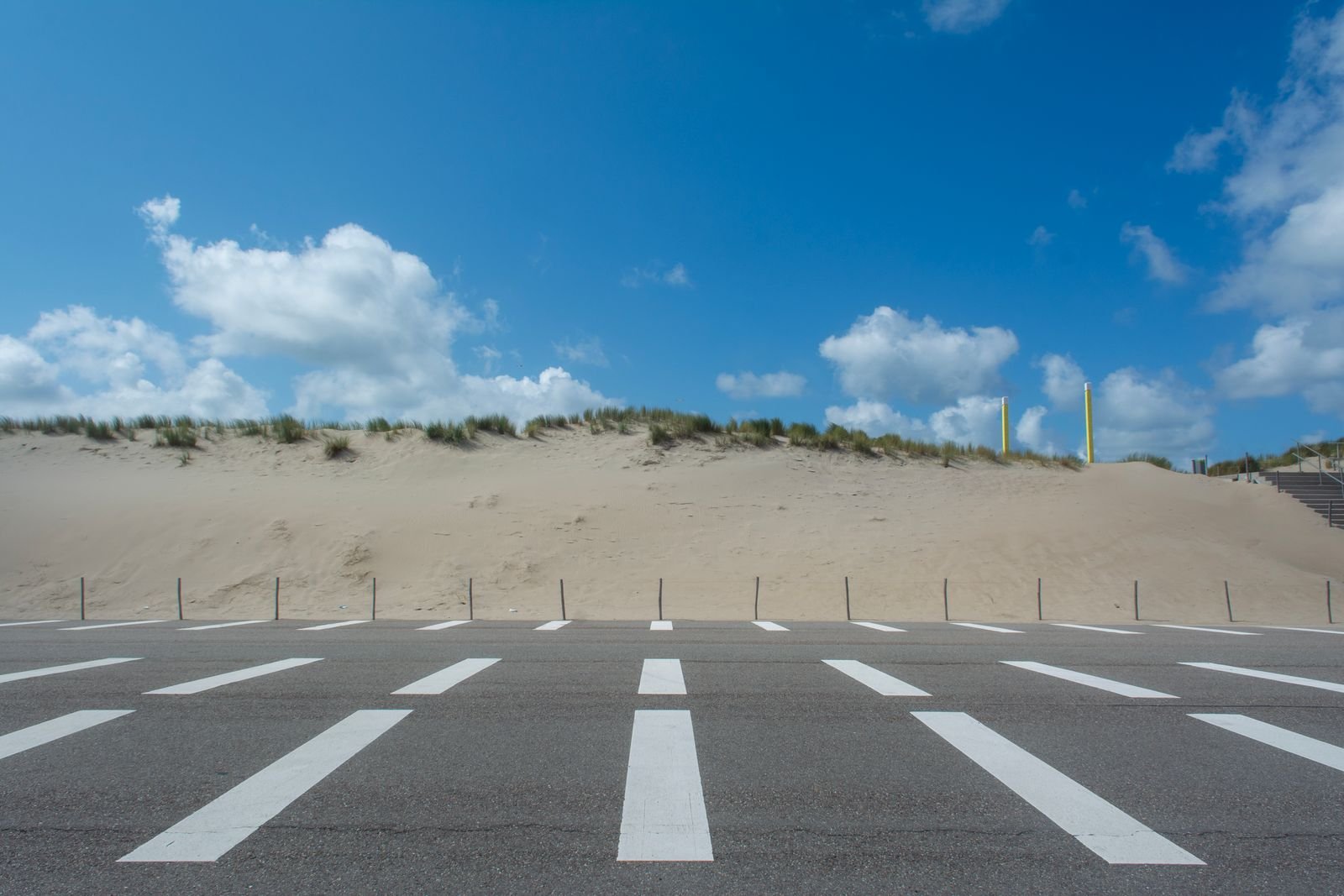 Leere Parkstreifen direkt unter der Düne an einem niederländischen Strandparkplatz