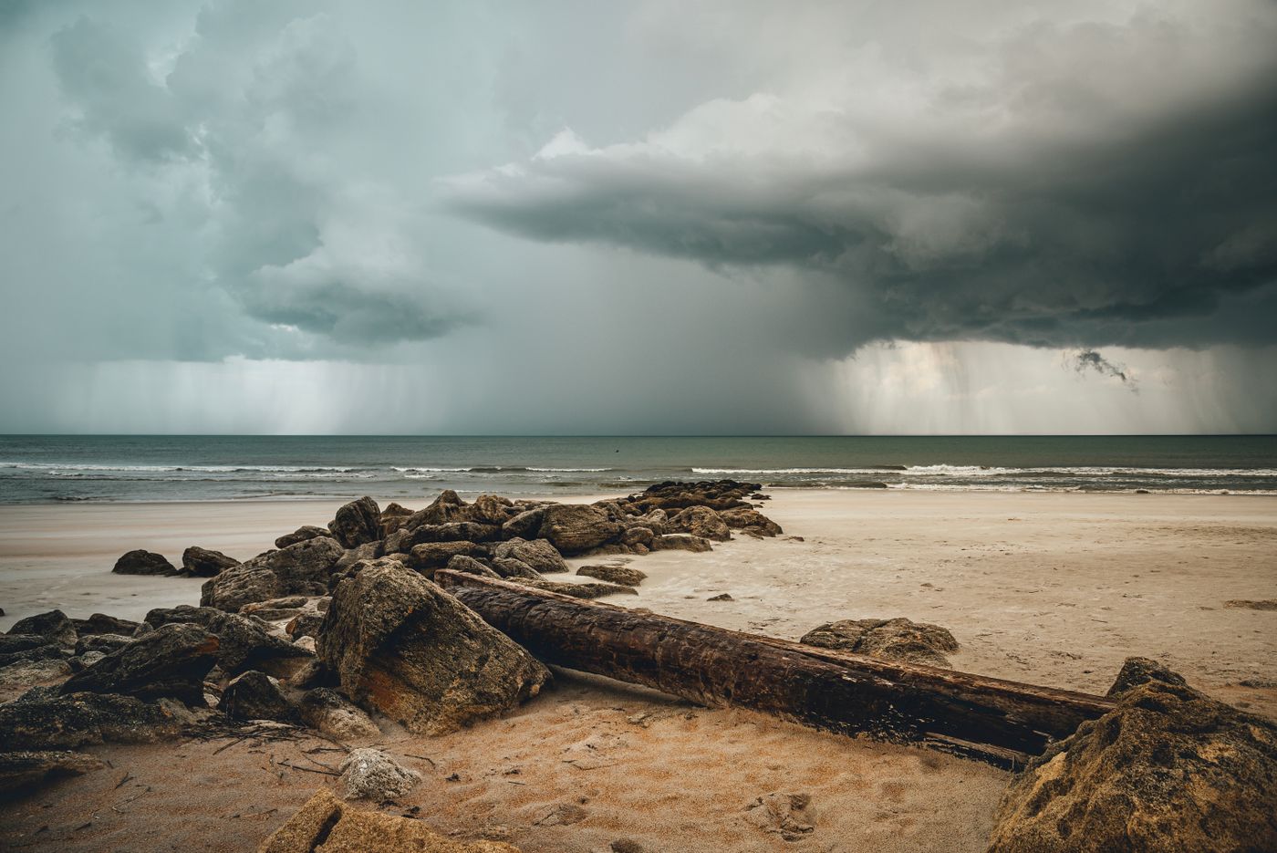 Dramatische Wolken über der Nordsee — regnerische Küstenstimmung